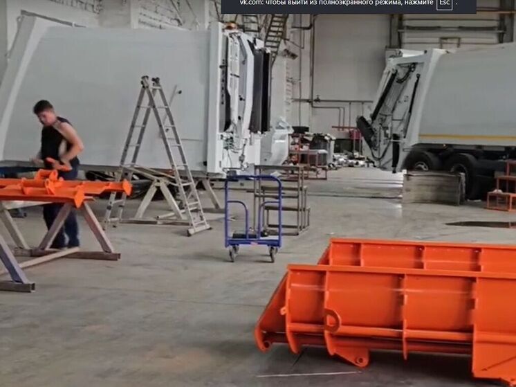 Пять новых мусоровозов собирают для Петрозаводска на заводе в Кургане