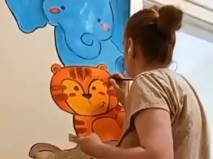 Художница преобразила унылые стены детской больницы в Петрозаводске