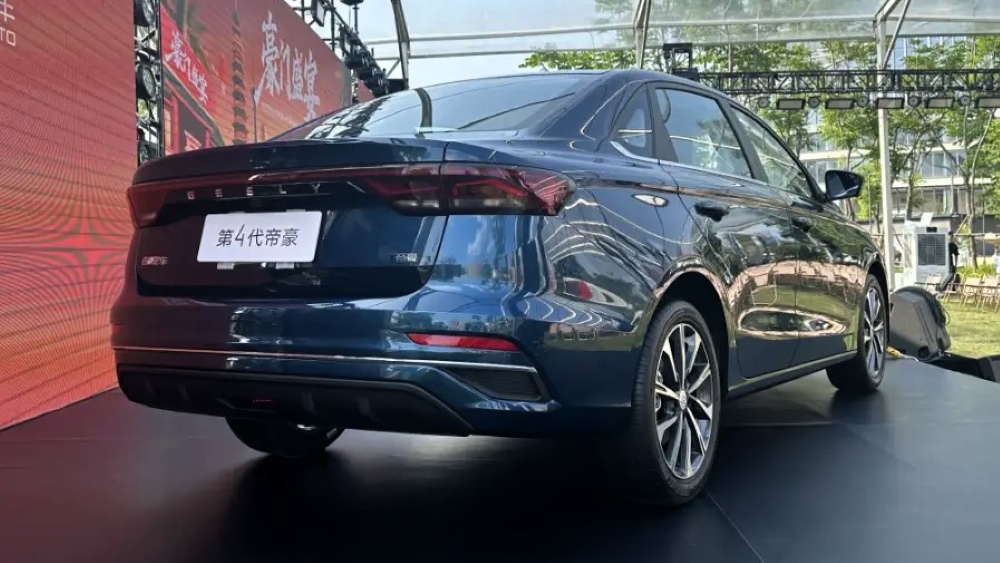  Два Geely Emgrand по цене Lada Vesta. В Китае начали продавать юбилейную версию седана