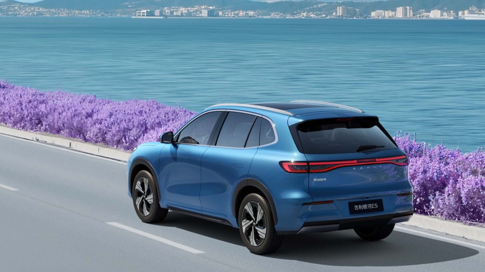 Электрокроссовер Geely EX5 с батареей-миллионником обновили в Китае. Что изменилось