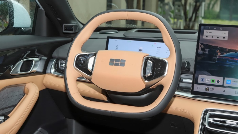  Geely запустила предварительные продажи седана Galaxy A7 EM-i. Характеристики и цены