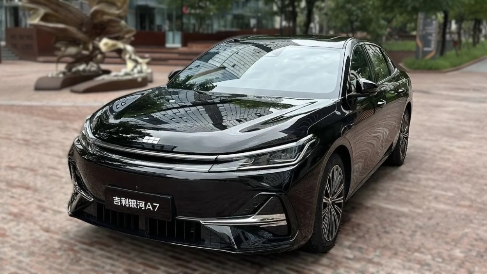 Geely запустила предварительные продажи седана Galaxy A7 EM-i. Характеристики и цены