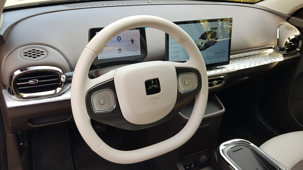 JAC представит в Казахстане три новых автомобиля. Электромобиль, кроссовер и MPV