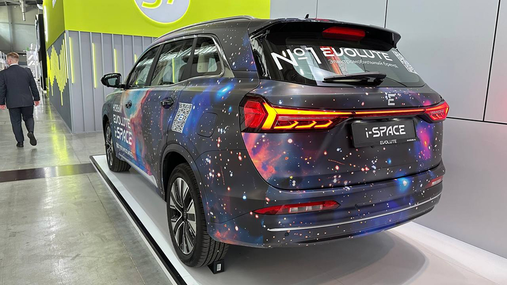 Обновленный Evolute i-Space начнут собирать в России по полному циклу. Первый обзор кроссовера