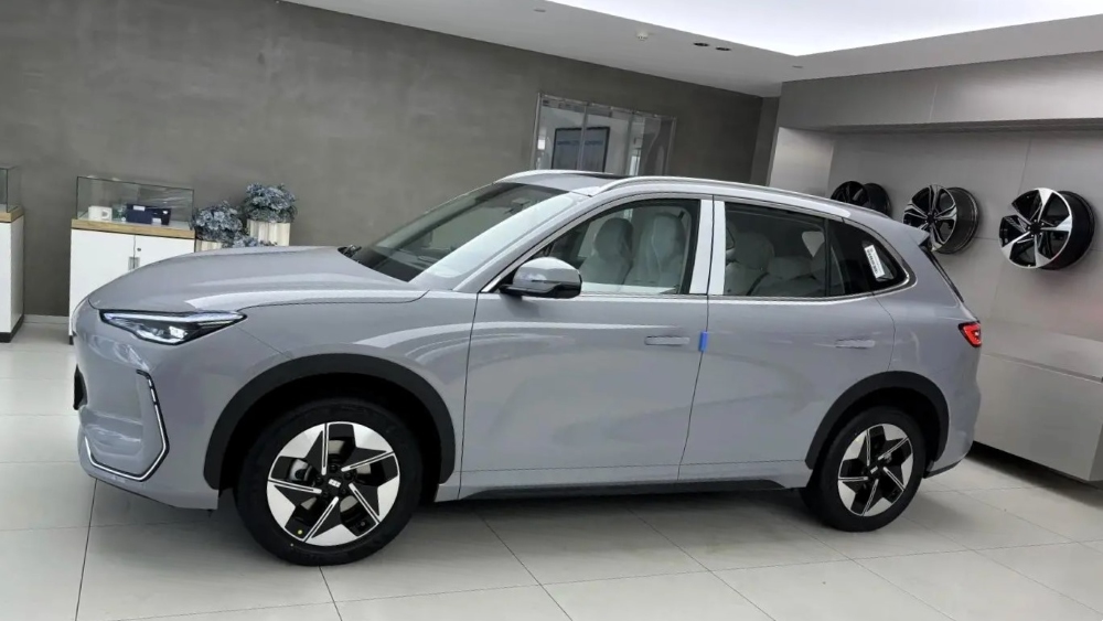 Обновленный Geely EX5 появился у дилеров в Китае. Он получил увеличенный запас хода
