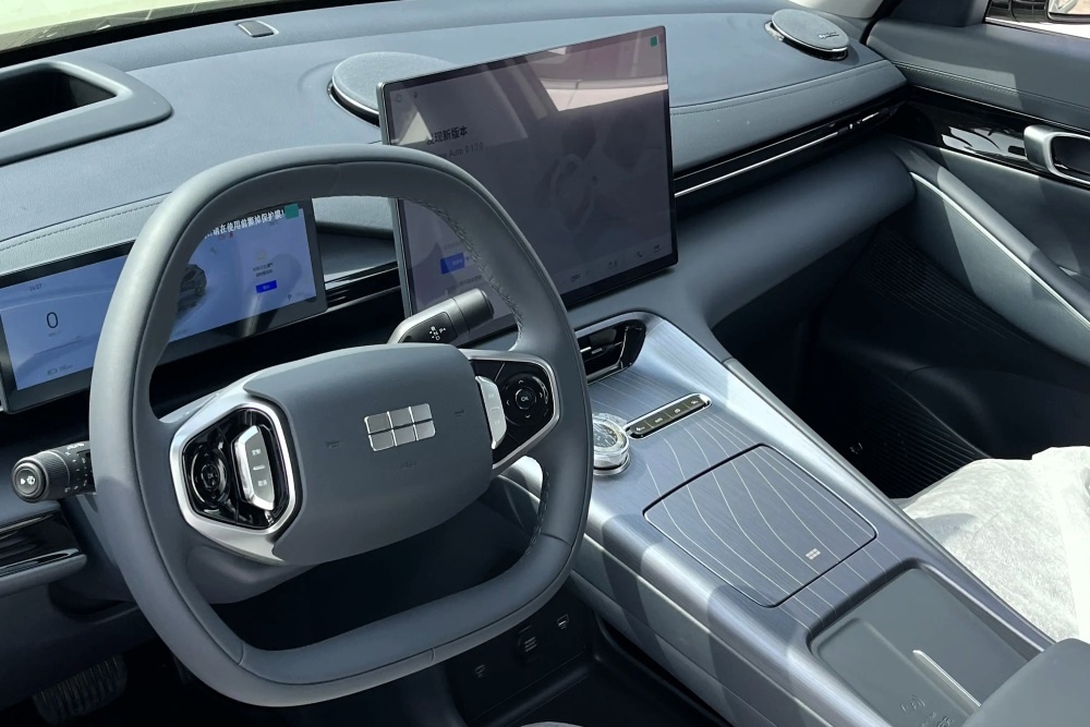 Обновленный Geely EX5 появился у дилеров в Китае. Он получил увеличенный запас хода