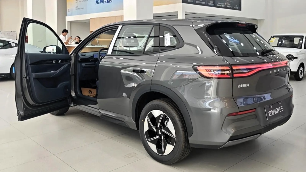 Обновленный Geely EX5 появился у дилеров в Китае. Он получил увеличенный запас хода