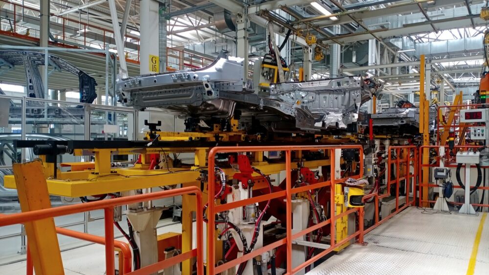 Обновленный Geely Monjaro начнут собирать в Беларуси. Что об этом известно