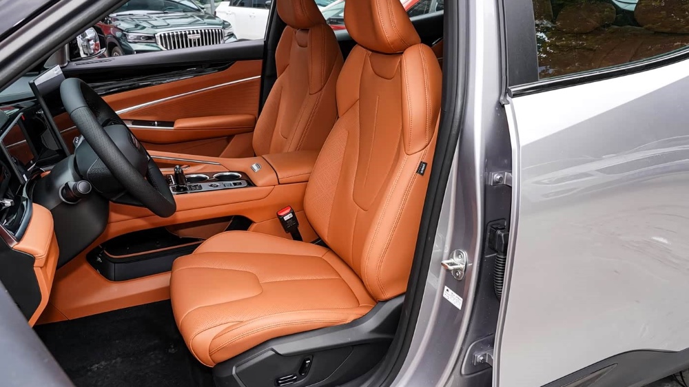 Обновленный кроссовер Geely Cityray появился у дилеров в Китае. Новые фото