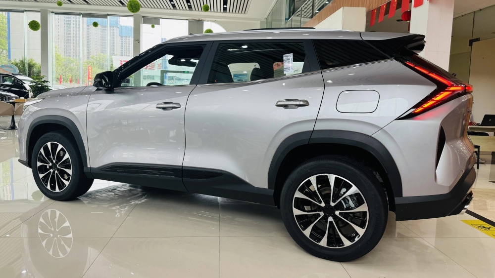 Обновленный кроссовер Geely Cityray появился у дилеров в Китае. Новые фото