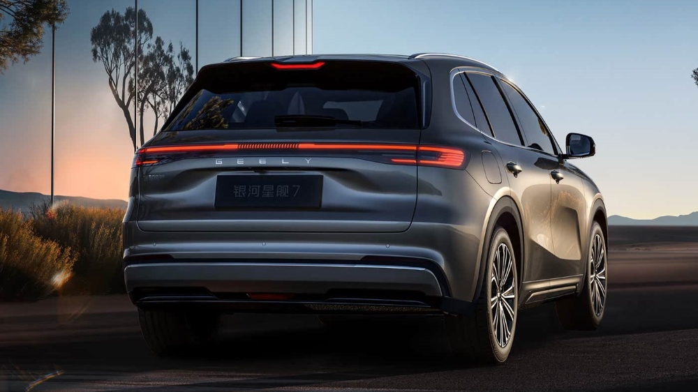 Стали известны характеристики Geely Galaxy Starship 7 EM-i для России. Поставки стартуют осенью