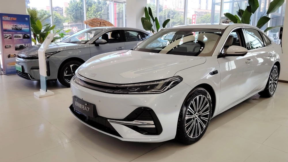 У Geely появится седан Starshine 6. Он может стать самым доступным в гибридной линейке