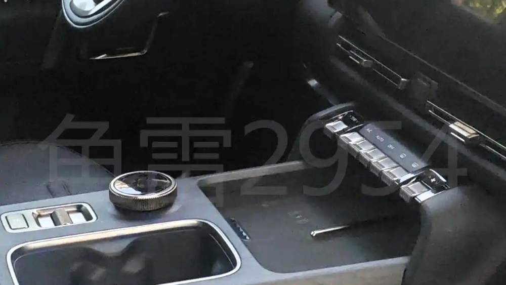 В Китае рассекретили интерьер Chery iCar V27. Этот кроссовер выйдет в России под маркой iCAUR
