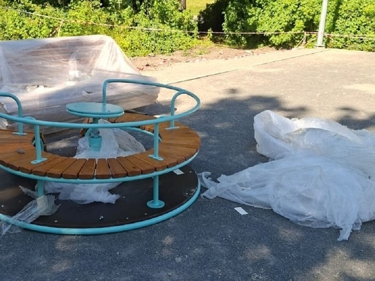 Дети рискуют жизнью на опасной площадке в Кондопоге