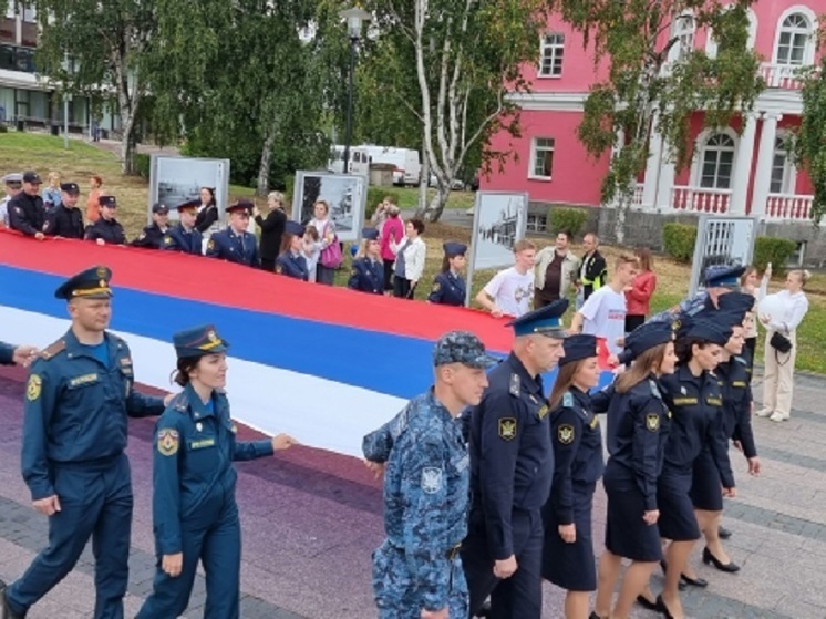 На набережной Петрозаводска развернут огромный флаг России