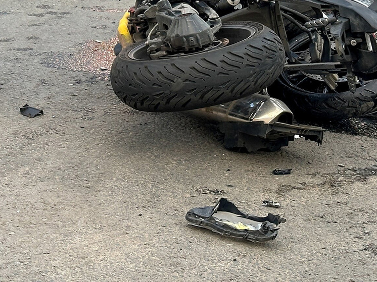Мотоциклист получили тяжелейшие травмы в ДТП на западе Москвы