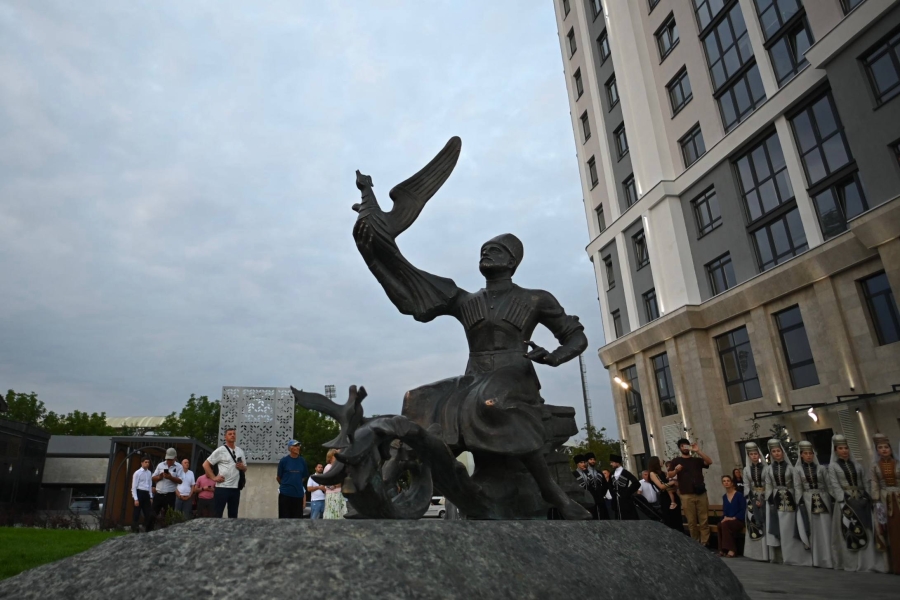 В столице Адыгеи открыли новую скульптурную композицию и лестницу на набережную