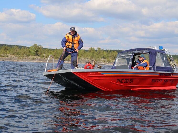 Лодка рыбаков прорвалась по шву на реке в Карелии