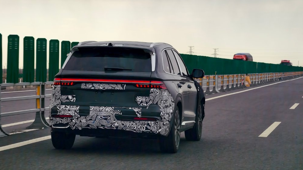 272-сильный Geely Monjaro оснастят «автопилотом». Такой кроссовер уже вышел на тесты