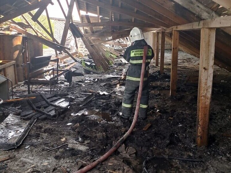 В селе Святозеро произошел пожар в заброшенном производственном здании