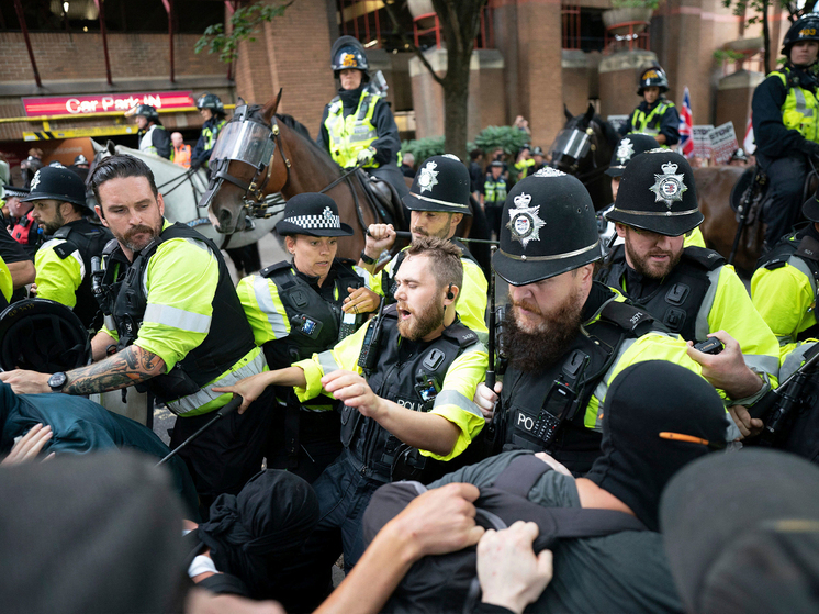 Полиция сцепилась с протестующими против расселения беженцев по отелям