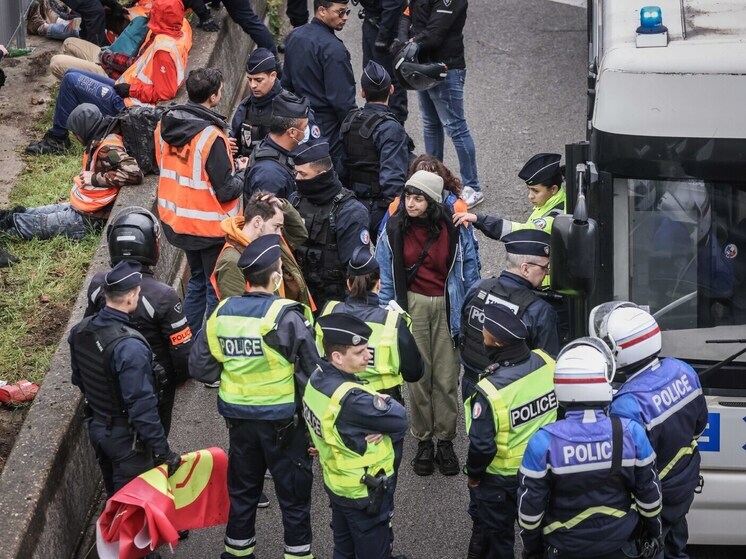 «Число жертв очень велико»: автомобиль специально врезался в толпу у бара