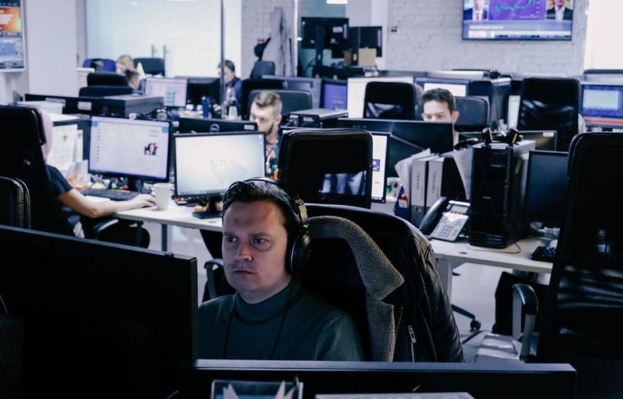 Российские компании переходят на четырехдневную рабочую неделю. Рабочие лишаются бонусов