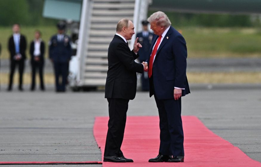 Фотограф случайно заснял рукописные заметки Путина со встречи на Аляске