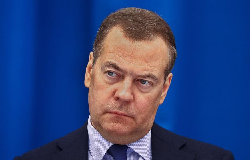 «Король курятника»: Медведев жестко прошелся по Макрону