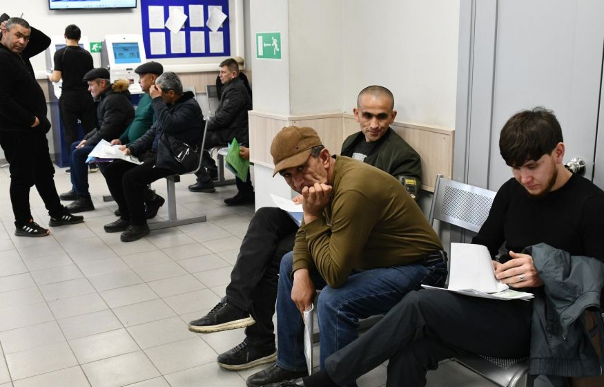 Делать замечания бесполезно: «ничего не понимают». Мигрантам в РФ установили запрет. «Мешают гражданам». «Самое опасное»