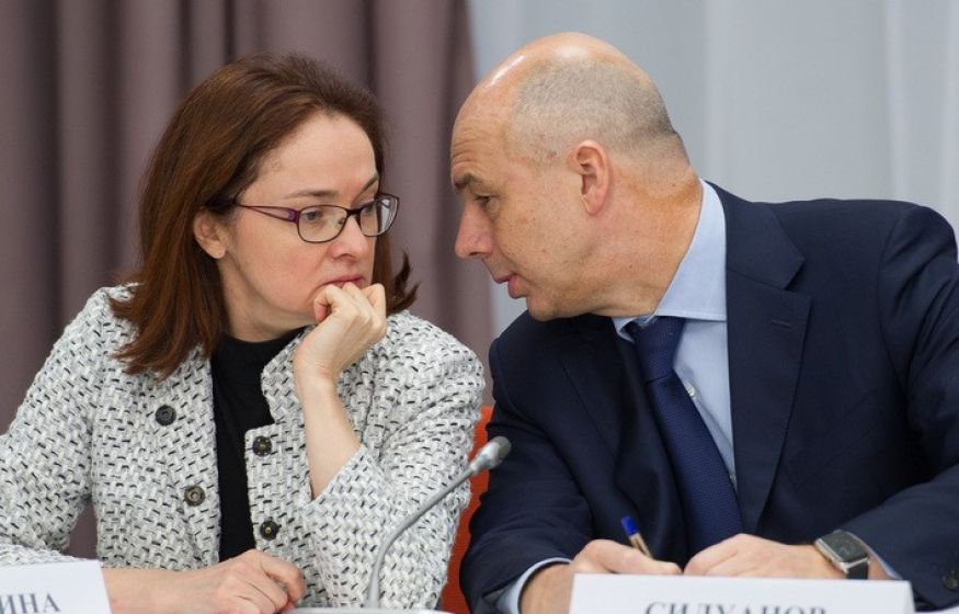 «Российская экономика стремительно обрушается. Придется брать долги»: экономист Бархота