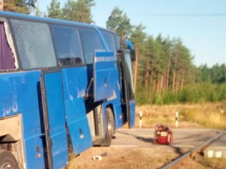Один человек погиб при столкновении автобуса с поездом недалеко от Карелии