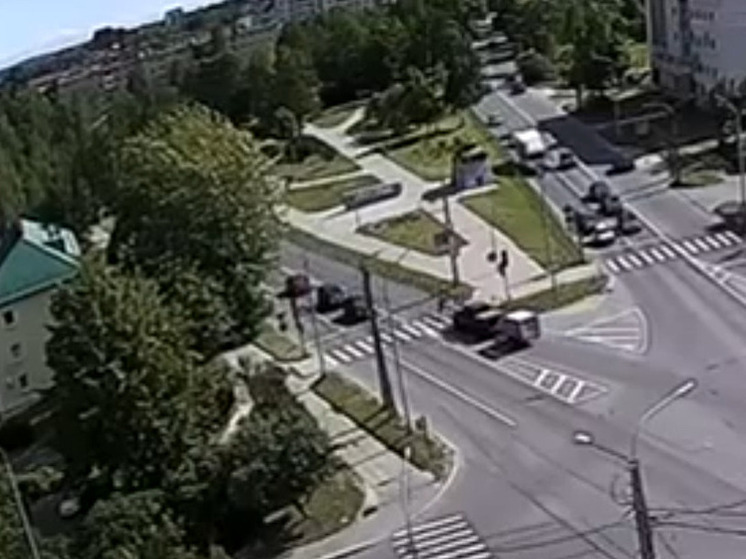 В Петрозаводске огромный пикап с прицепом сбил подростков