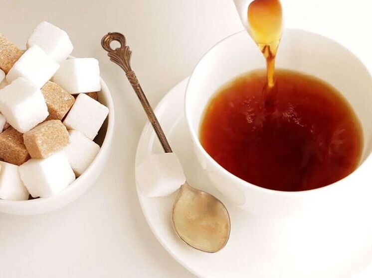 Жителей Карелии врачи предупредили о вреде чая с сахаром