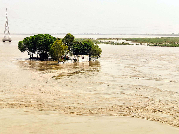 “Смертельный коктейль”: около 100 человек пропали без вести в результате наводнения