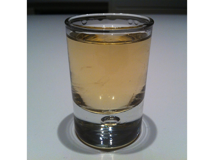 «Смертельная доза — от 30 мл»: химик рассказал об опасной чаче из Адлера