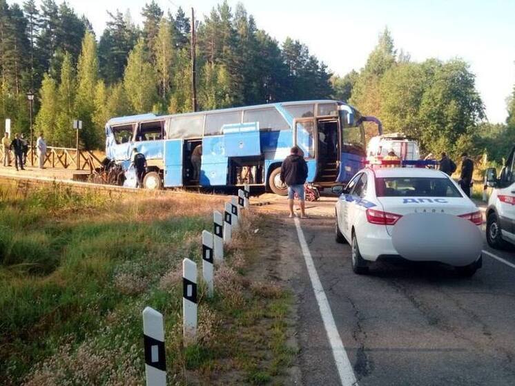 В Ленинградской области грузовой поезд столкнулся с туристическим автобусом