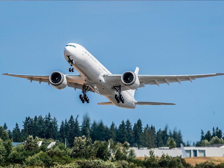 Мужчина умер во время полета домой после празднования дня рождения