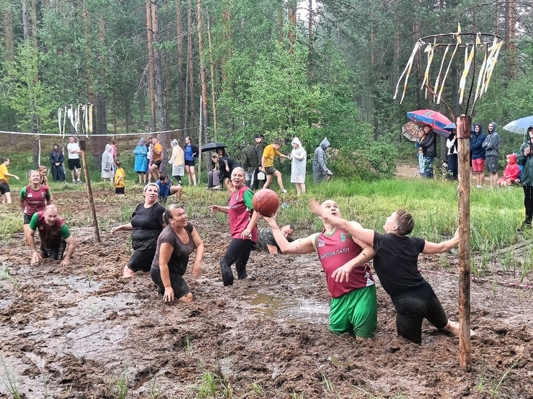 В Карелии прошли болотные игры: участники вывалялись в грязи
