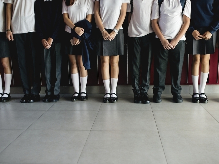 Выяснили, допустимо ли для администрации школы не допускать ученика к занятиям по причине несоответствия внешнего вида установленным требованиям