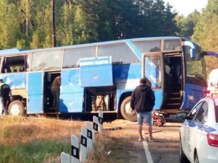 Полиция возбудила уголовное дело после столкновения автобуса и поезда вблизи Карелии