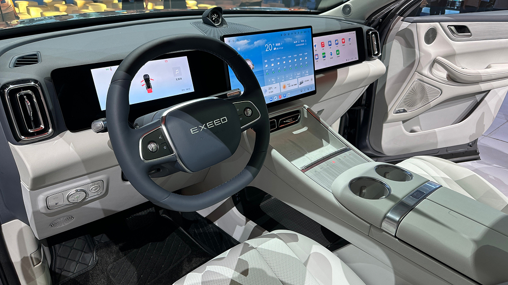Exeed переименовал Exlantix E05 в ET5. Модель привезли на автосалон в Чэнду