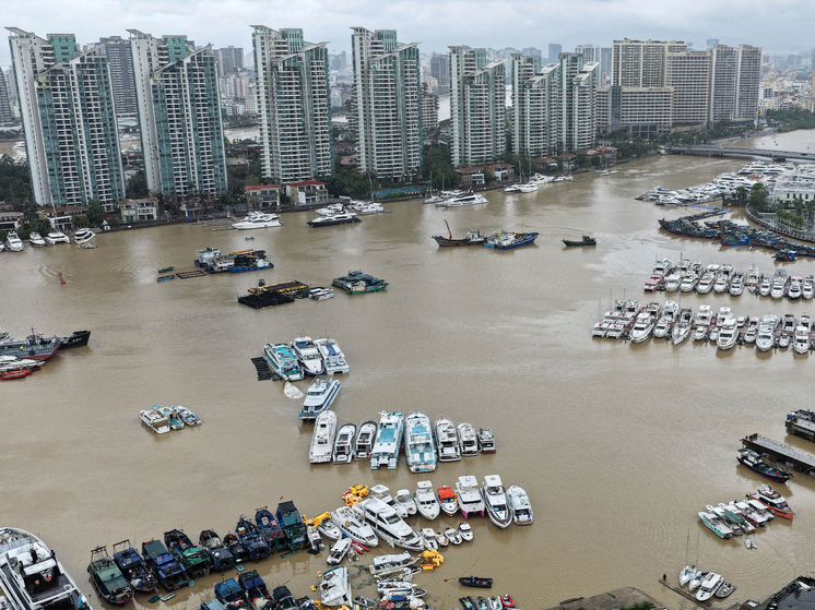 «Дом вибрировал, из унитаза потекла вода»: туристы рассказали о тайфуне на острове Хайнань
