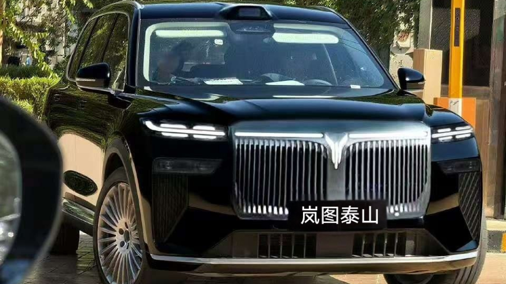 Кроссовер Voyah Taishan «засветился» на новых фото. Они намекнули на конкуренцию с Rolls-Royce