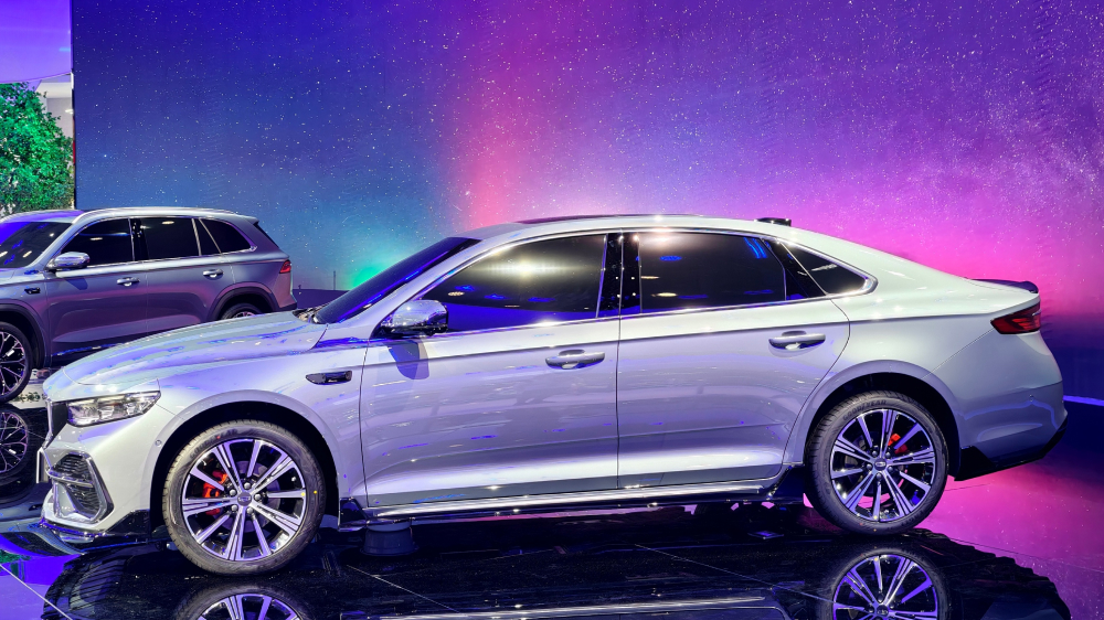 Обновленный седан Geely Preface представили в Китае. Как он изменился