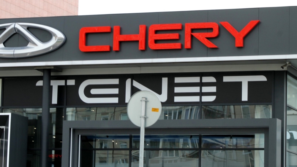 «Поверьте, разницы никакой». Как в автосалонах с вывесками Chery начали торговать новыми Tenet T7