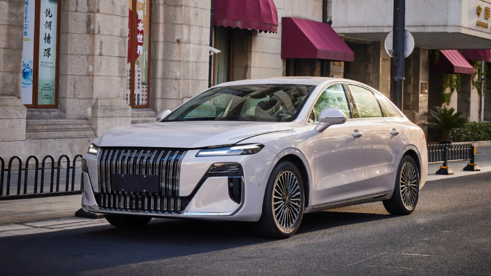 В Чэнду показали дешевый гибридный седан Roewe. Его создал бывший дизайнер Rolls-Royce