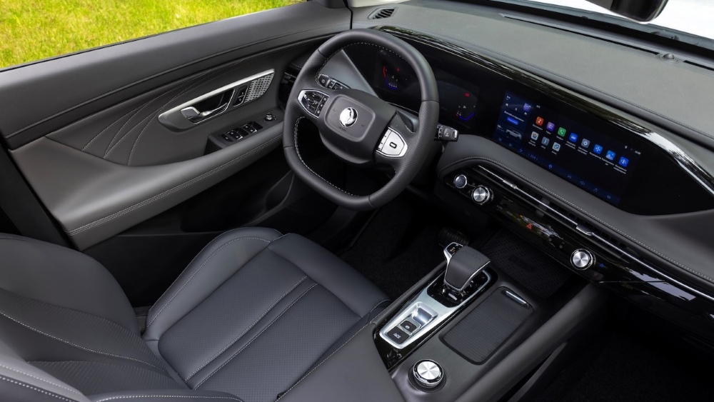  В России стартовали продажи кроссовера Dongfeng Huge. Во сколько оценили флагмана марки?