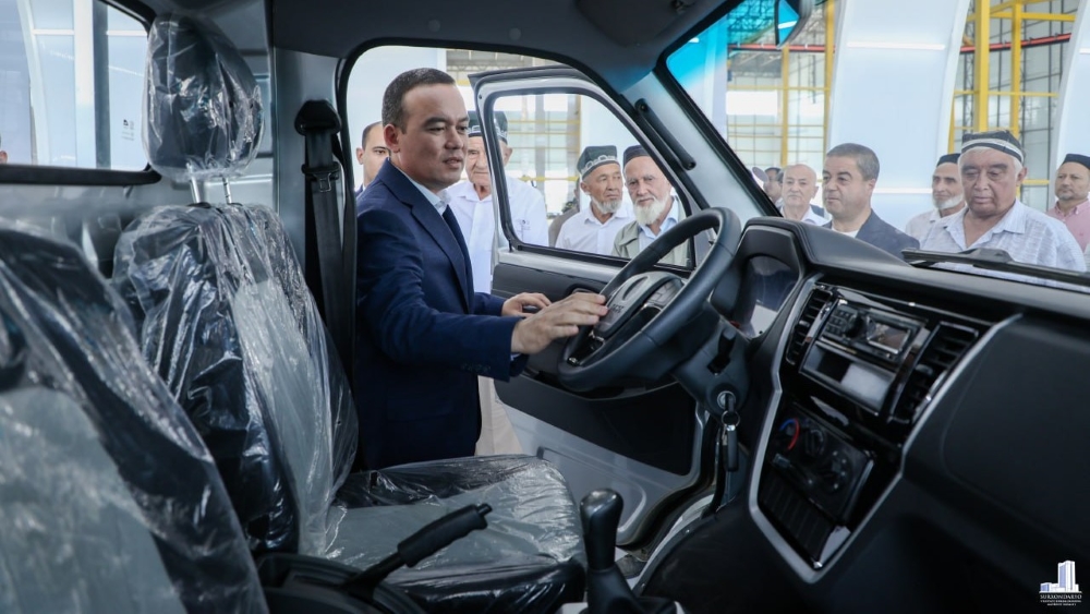  В Узбекистане запустили производство грузовичков Dongfeng. У них странный логотип