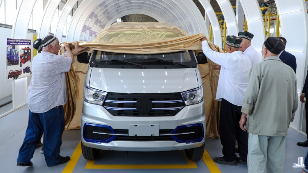  В Узбекистане запустили производство грузовичков Dongfeng. У них странный логотип
